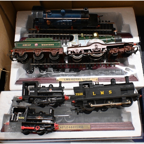 537 - A quantity of Airfix and other construction kits, to/w boxed Oxford aircraft models, locomotives, et... 