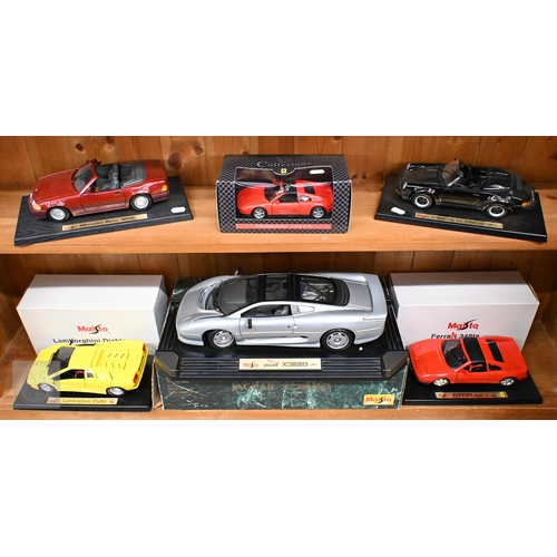 538 - A large boxed Maisto Jaguar XJ220, to/w two smaller boxed Maisto models - Ferrari 248ts and Lamborgh... 