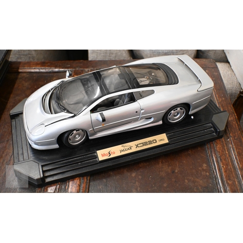 538 - A large boxed Maisto Jaguar XJ220, to/w two smaller boxed Maisto models - Ferrari 248ts and Lamborgh... 