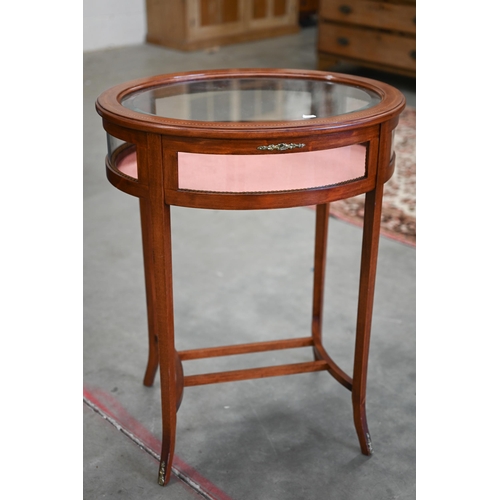 67 - A French style inlaid hardwood and brass mounted oval vitrine display table on slender supports c/w ... 