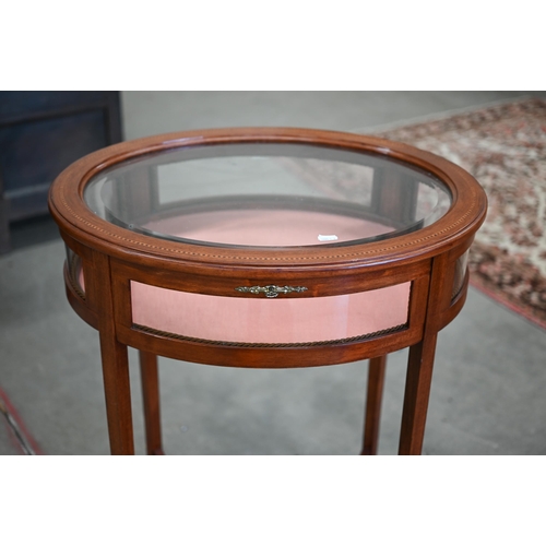 67 - A French style inlaid hardwood and brass mounted oval vitrine display table on slender supports c/w ... 