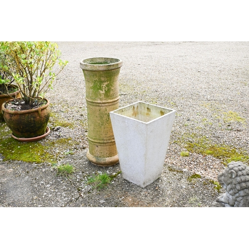 7 - An old tall weathered chimney pot, 77 cm h to/w a modern square tapering planter (2)