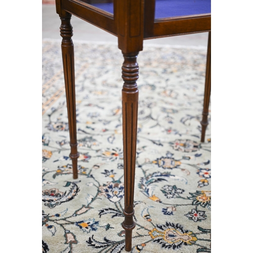 98 - A glazed mahogany vitrine display table on turned fluted supports, 60 x 46 x 75 cm h c/w key