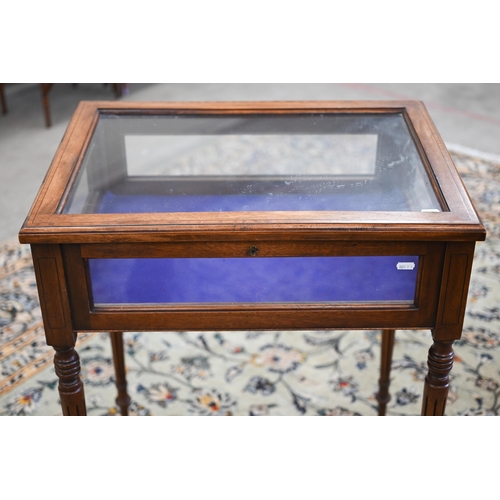 98 - A glazed mahogany vitrine display table on turned fluted supports, 60 x 46 x 75 cm h c/w key