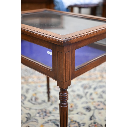 98 - A glazed mahogany vitrine display table on turned fluted supports, 60 x 46 x 75 cm h c/w key