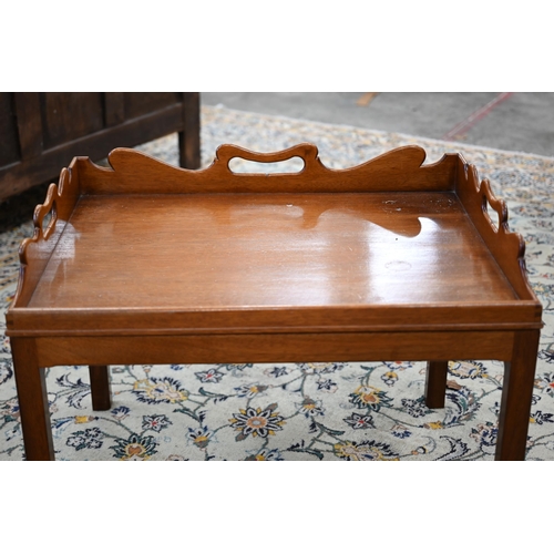 129 - Georgian style mahogany tray top table, 72 x 54 x 56 cm a/f