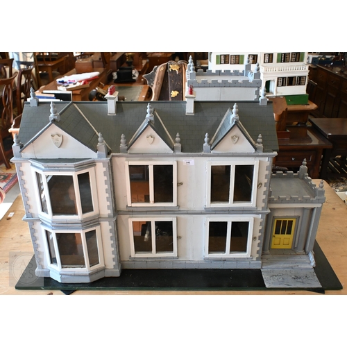 542 - A vintage Scottish grey painted doll's house villa, 123 cm wide at base, to/w a small selection of f... 