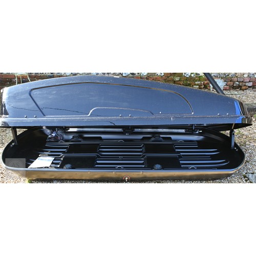 29 - A Halfords Advanced gloss black automobile roof box, a/f, keys in office