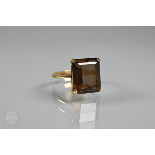 537 - A single stone rectangular citrine set ring, yellow metal stamped 750, size Q, citrine 1.4 x 1cm