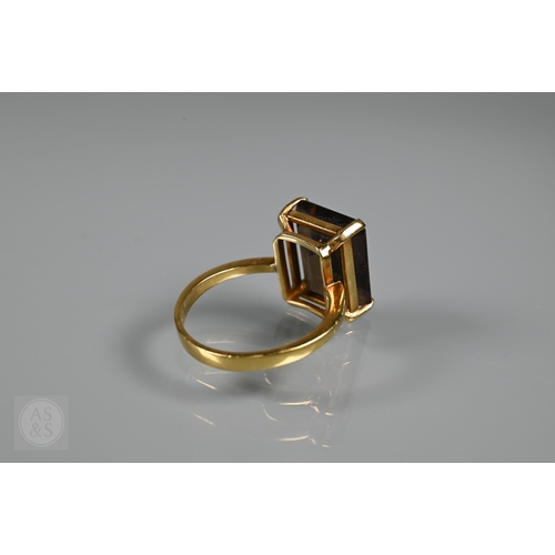 537 - A single stone rectangular citrine set ring, yellow metal stamped 750, size Q, citrine 1.4 x 1cm