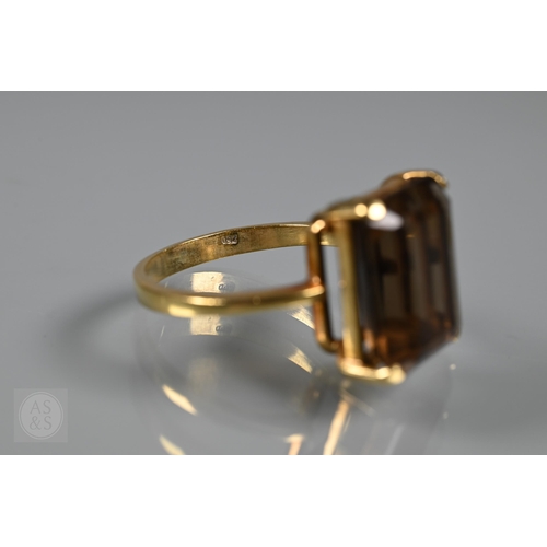 537 - A single stone rectangular citrine set ring, yellow metal stamped 750, size Q, citrine 1.4 x 1cm
