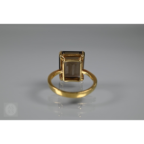 537 - A single stone rectangular citrine set ring, yellow metal stamped 750, size Q, citrine 1.4 x 1cm
