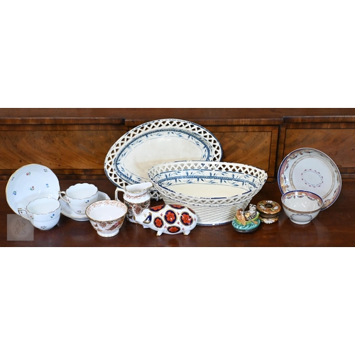 400 - A Georgian creamware eliptical basket on stand with blue and white barley decoration, pierced rims a... 