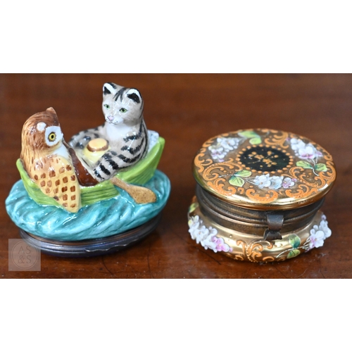 400 - A Georgian creamware eliptical basket on stand with blue and white barley decoration, pierced rims a... 