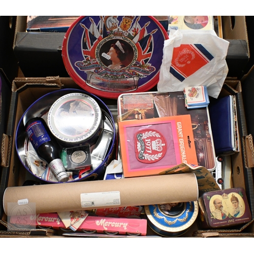 546 - A large quantity of Royal commemorative ephemera including tins, jigsaws, books and scrapbooks etc (... 