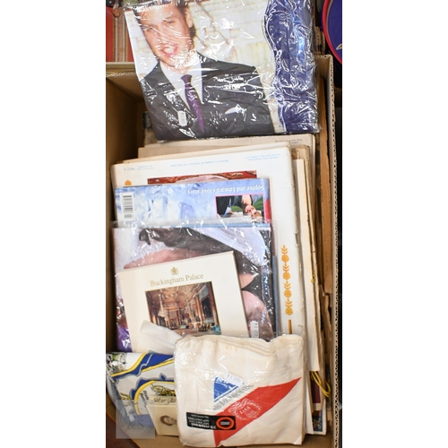 546 - A large quantity of Royal commemorative ephemera including tins, jigsaws, books and scrapbooks etc (... 