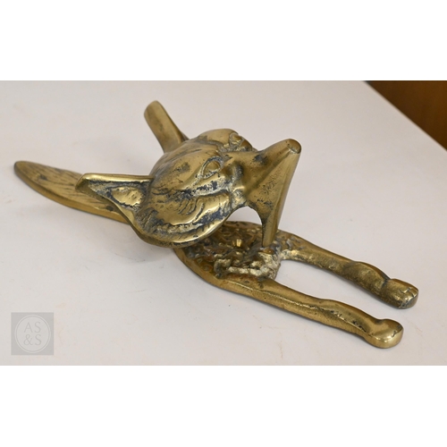 553 - A brass 'Fox' door-knocker, 25cm high