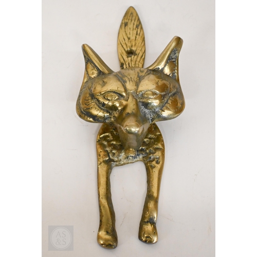 553 - A brass 'Fox' door-knocker, 25cm high