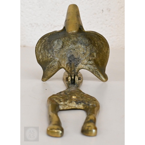 553 - A brass 'Fox' door-knocker, 25cm high