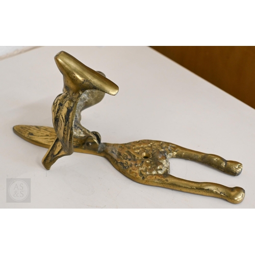 553 - A brass 'Fox' door-knocker, 25cm high