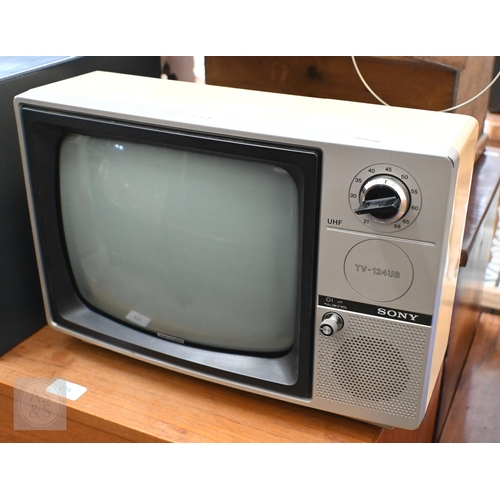 558 - An early c 1960s GEC BT.316 'portable' television with 17
