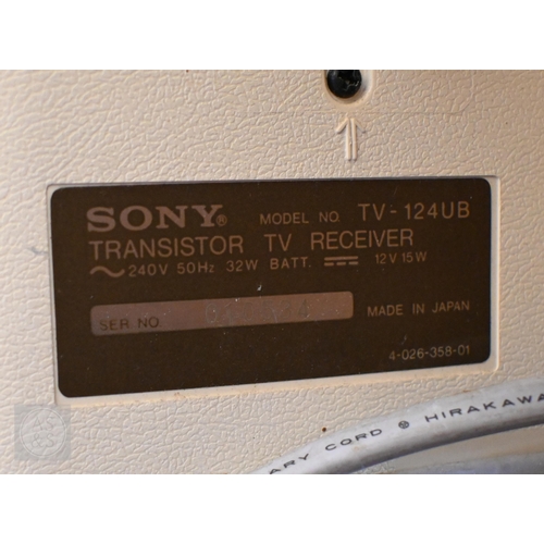 558 - An early c 1960s GEC BT.316 'portable' television with 17