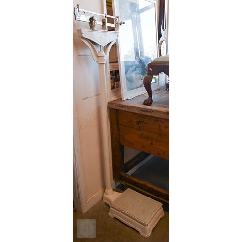 365 - #A set of clinical scales, 167 cm high