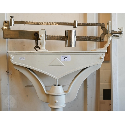 365 - #A set of clinical scales, 167 cm high