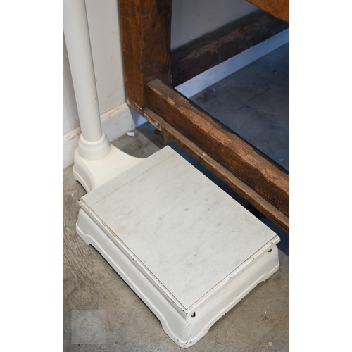 365 - #A set of clinical scales, 167 cm high