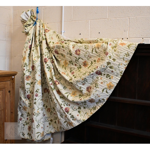 569 - Pair of lined curtains with machine-embroidered floral design on cream fabric, 181 x 170 cm drop