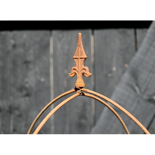 2 - A pair of tall, weathered steel arrowhead obelisks, 140 x 25 cm (2)Please note: Stock image