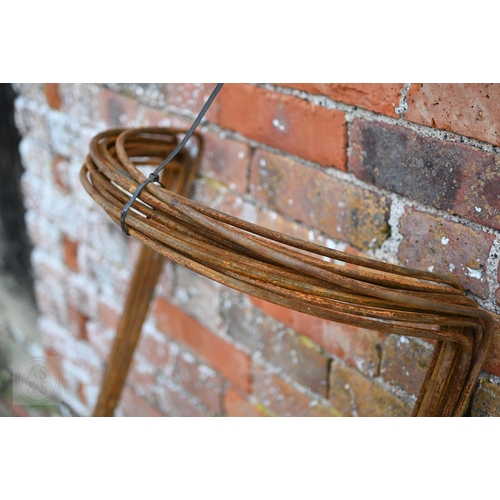 26 - Ten narrow, tall weathered steel curved garden frames, 45 cm wide x 100 cm high (10)Please note: Sto... 