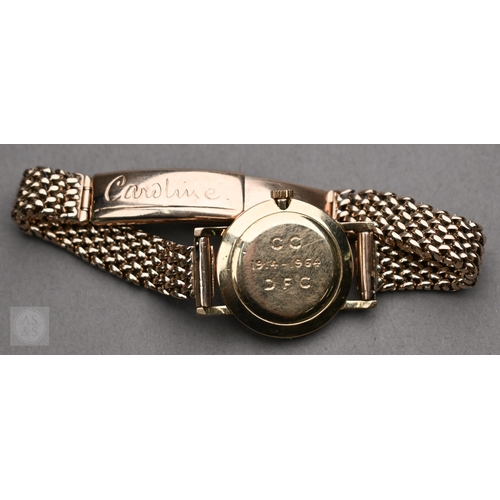 258 - A ladies 9ct gold Omega wristwatch, the 23mm case with gilt batons and hands on a champagne dial, on... 