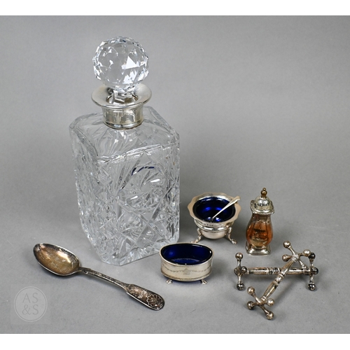 13 - An Edwardian pair of silver knife rests, Sheffield 1902, two open salts with glass liners and a Vict... 