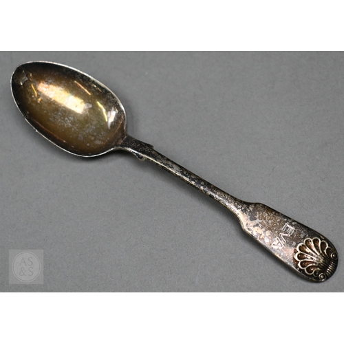 13 - An Edwardian pair of silver knife rests, Sheffield 1902, two open salts with glass liners and a Vict... 