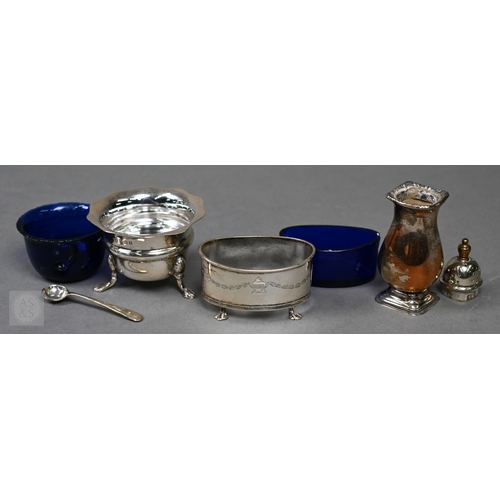 13 - An Edwardian pair of silver knife rests, Sheffield 1902, two open salts with glass liners and a Vict... 