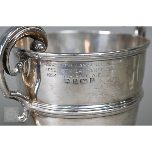 30 - Two silver trophy cups with twin handles and stemmed bases, Birmingham 1906/London 1947, 18ozt total... 