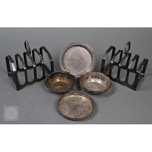 38 - A pair of silver toast racks, Viners, Sheffield 1934, to/w four small silver dishes (6), 10.9oz