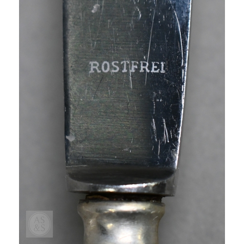 45 - A part set of German .800 grade flatware, 20 pieces, 35ozt, to/w a matching tea knife, M.H. Wilkens ... 