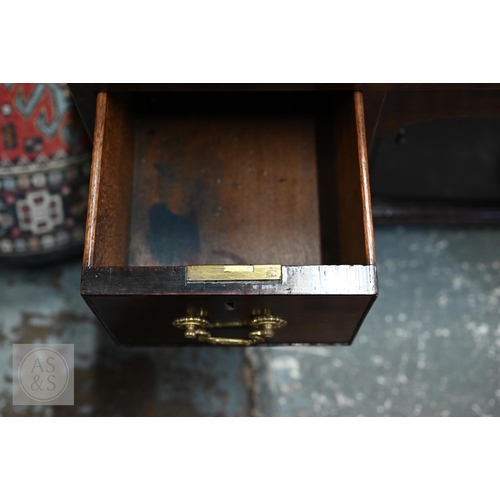 46 - A George III mahogany gentleman's dressing table/desk, the hinged top enclosing an arrangement of dr... 