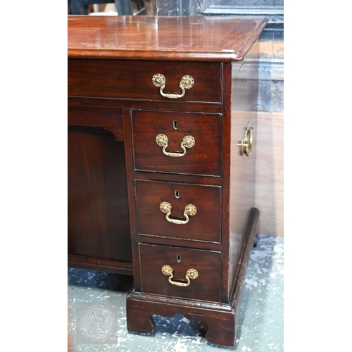 46 - A George III mahogany gentleman's dressing table/desk, the hinged top enclosing an arrangement of dr... 