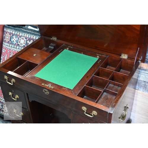 46 - A George III mahogany gentleman's dressing table/desk, the hinged top enclosing an arrangement of dr... 