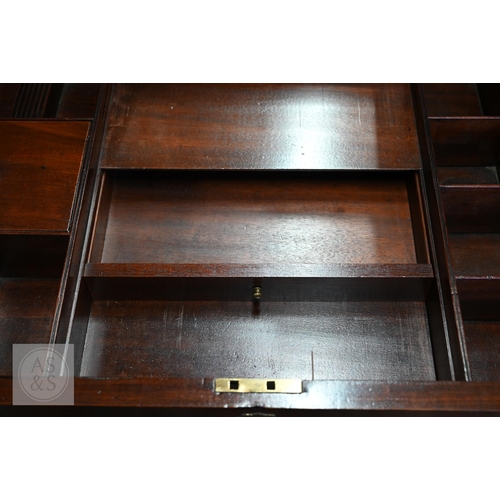 46 - A George III mahogany gentleman's dressing table/desk, the hinged top enclosing an arrangement of dr... 