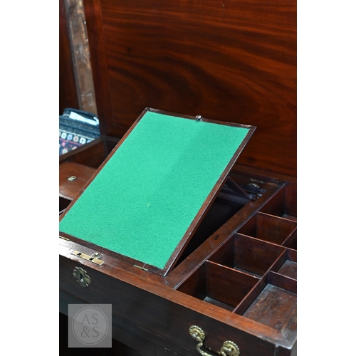 46 - A George III mahogany gentleman's dressing table/desk, the hinged top enclosing an arrangement of dr... 