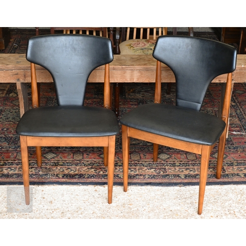 162 - A pair of mid-century (possibly Elliotts, Newbury) teak framed side chairs with black vinyl seats (2... 