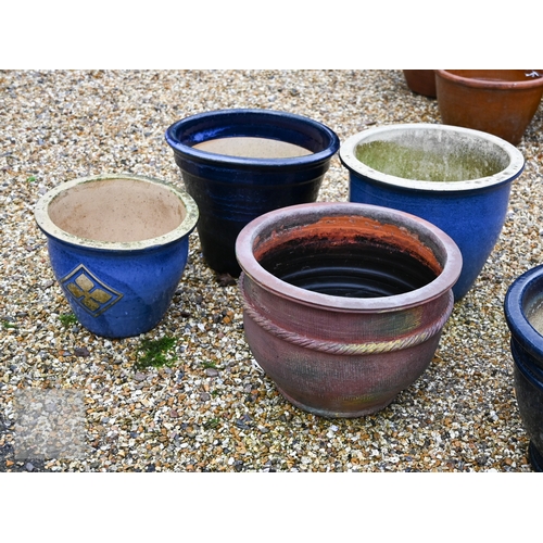 19 - Cast stone garden urn to/w two pairs of blue glazed garden planters to/with three other assorted pla... 