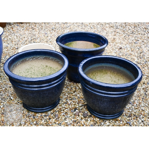 19 - Cast stone garden urn to/w two pairs of blue glazed garden planters to/with three other assorted pla... 