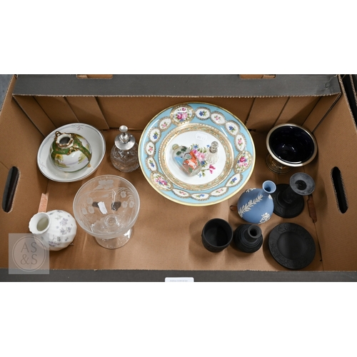 432 - A cut glass scent bottle with Sterling atomiser top and a small scent flask with silver collar, to/w... 