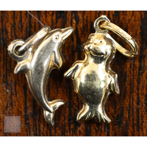 455 - A fine rope twist chain stamped 750, to/w two charms, also stamped 750 - dolphin and cartoon seal, 5... 