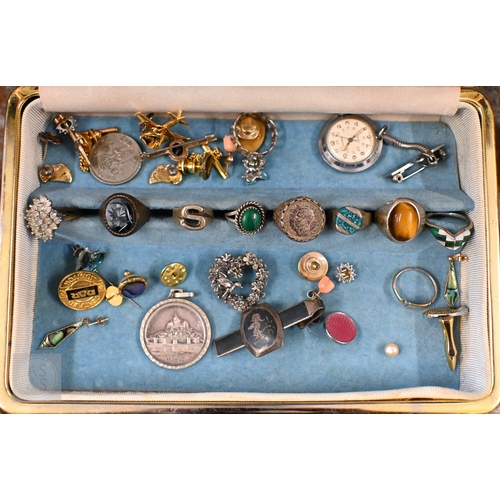 458 - Eight various gentlemen's wristwatches and five ladies' watches, to/w a quantity of costume jeweller... 
